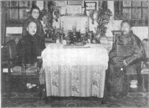 Dai_Jitao_and_Panchen_lama_1933