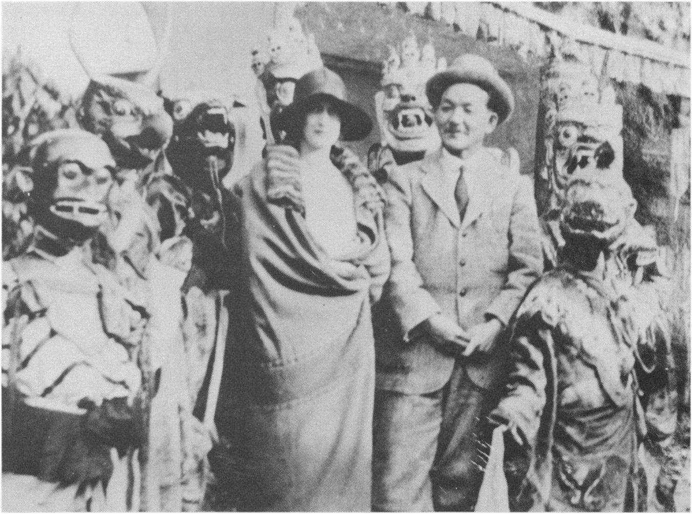 Ruth St. Denis y el general Laden-La con danzantes Cham tibetanos en Darjeeling (1926) Ruth St. Denis y el general Laden-La con danzantes Cham tibetanos en Darjeeling (1926)