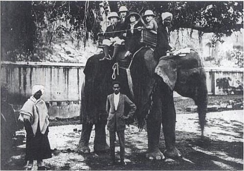 La familia Roerich en India en 1923 La familia Roerich en India en 1923